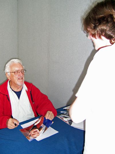 Bernard Cribbins signing his autograph in 2007