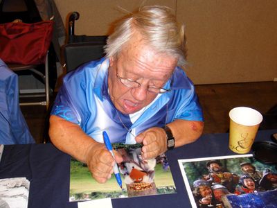 Kenny Baker signing his autograph